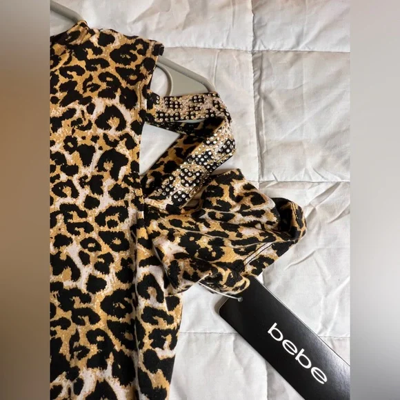 NWT Bebe fitted cut out shoulder crew neck top. Women’s S. Rhinestone design - Picture 6 of 7